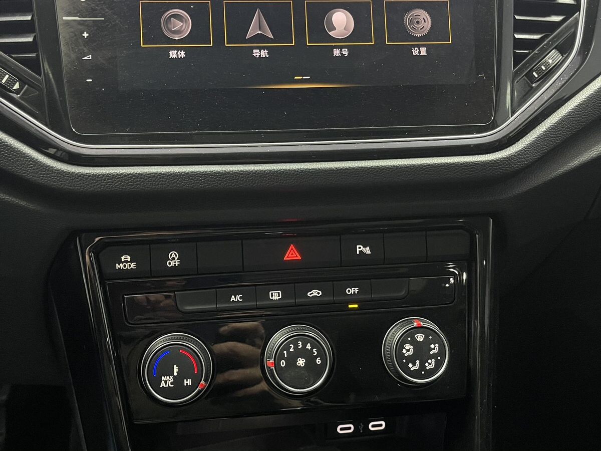 Volkswagen T-Roc 2022 - фото автомобиля