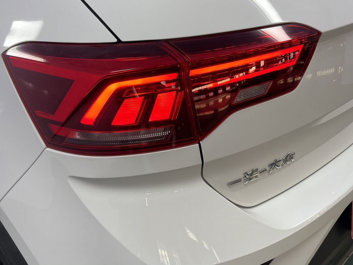 Volkswagen T-Roc 2022 - фото автомобиля