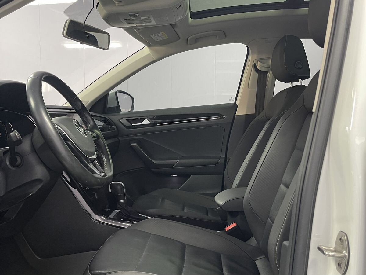 Volkswagen T-Roc 2022 - фото автомобиля