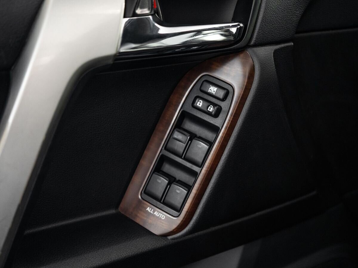 Toyota Land Cruiser Prado 2015 - фото автомобиля