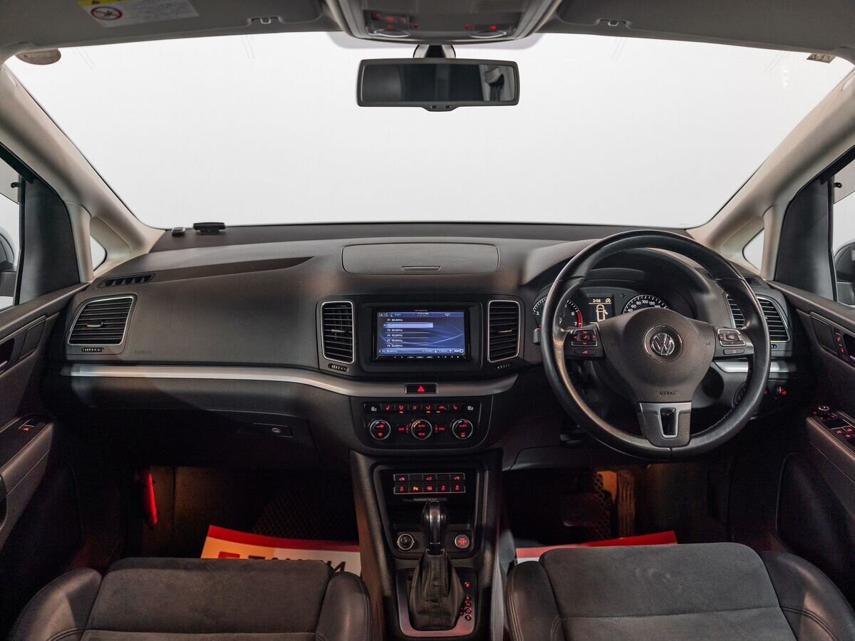 Volkswagen Sharan 2012 - фото автомобиля