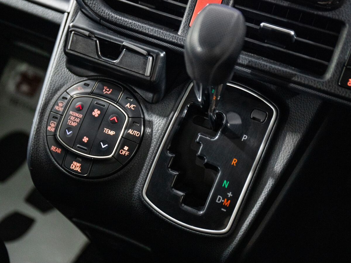 Toyota Voxy 2014 - фото автомобиля