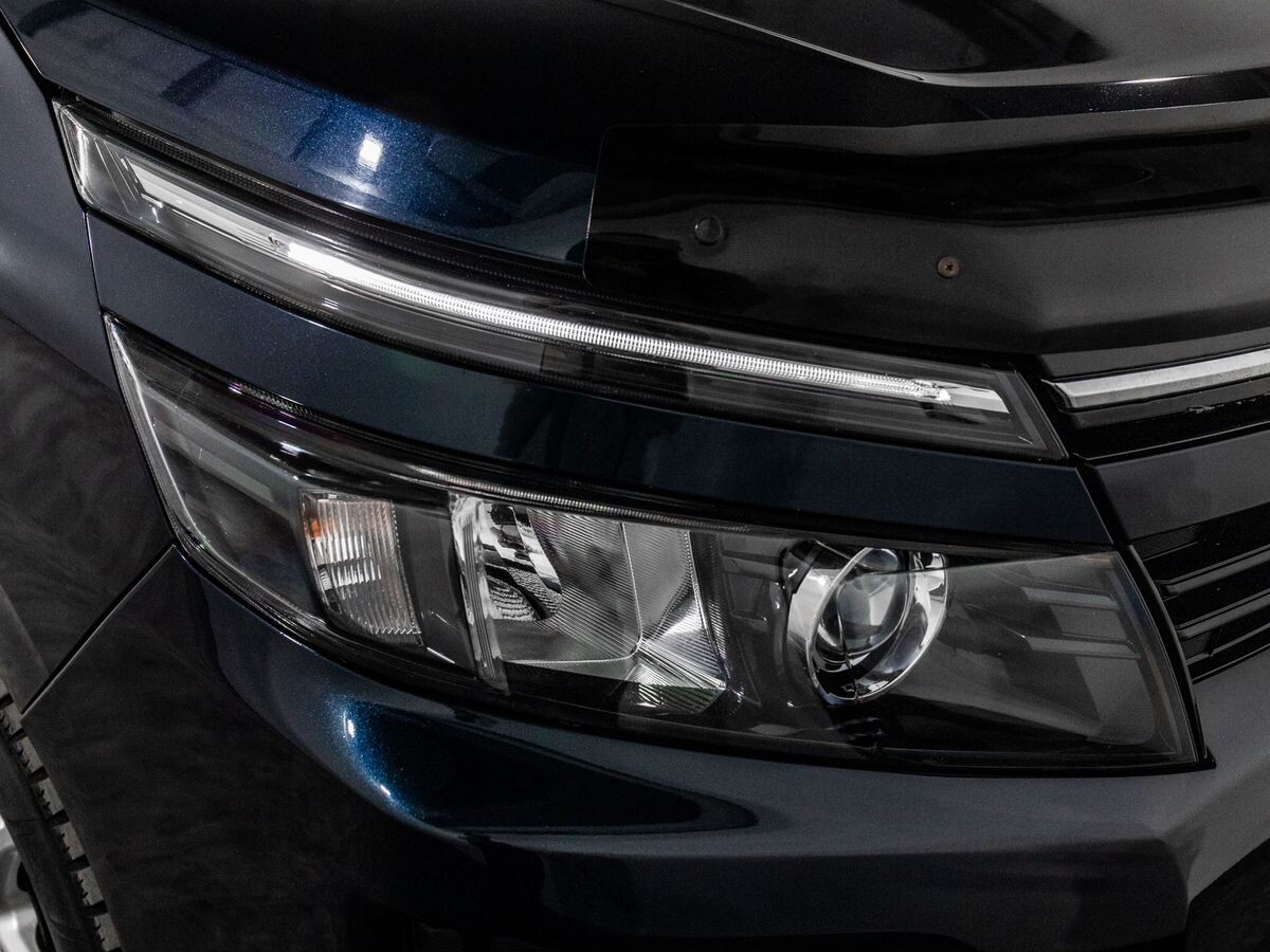 Toyota Voxy 2014 - фото автомобиля