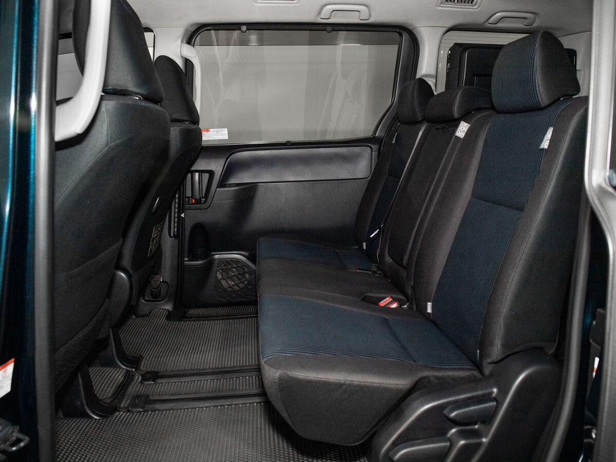 Toyota Voxy 2014 - фото автомобиля