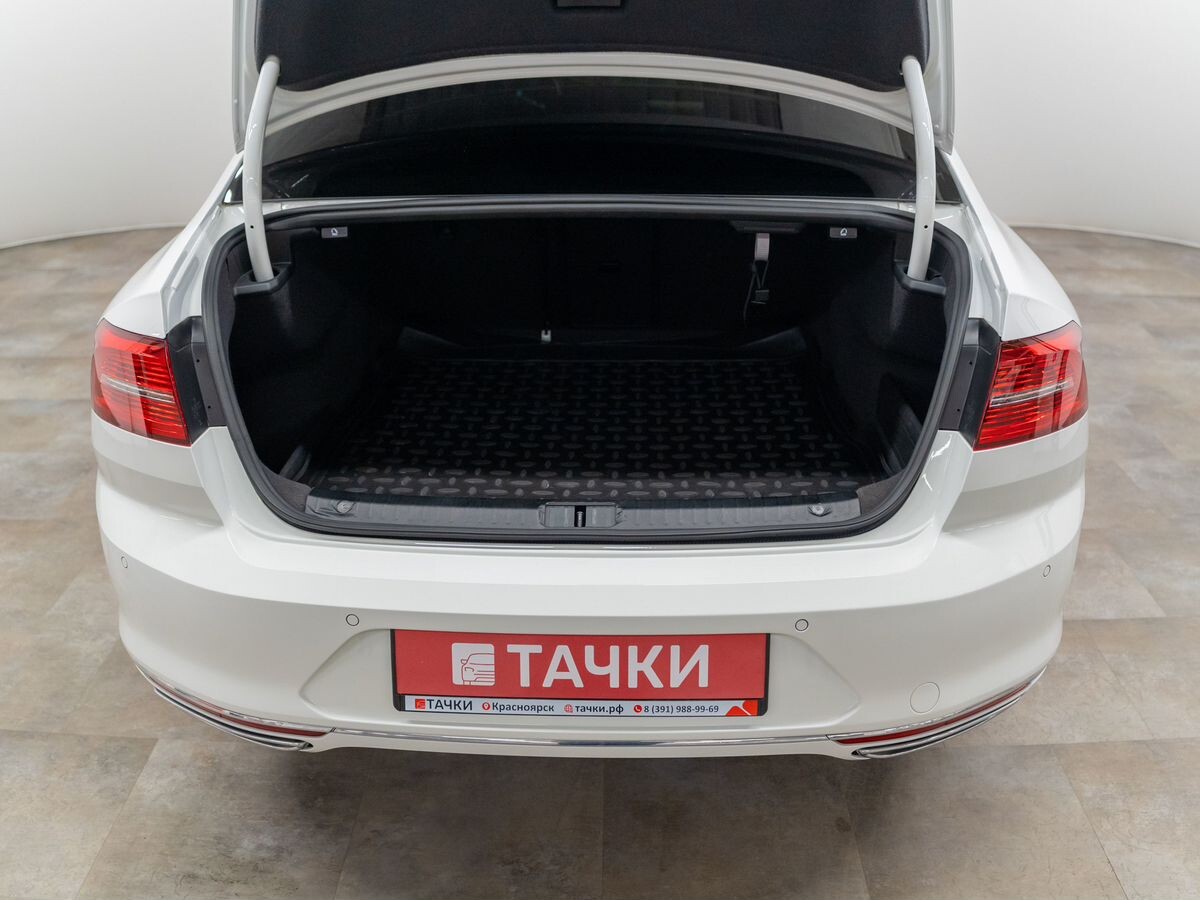 Volkswagen Passat Pro 2018 - фото автомобиля