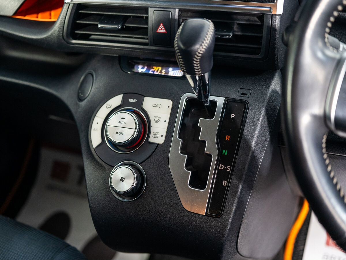 Toyota Sienta 2015 - фото автомобиля