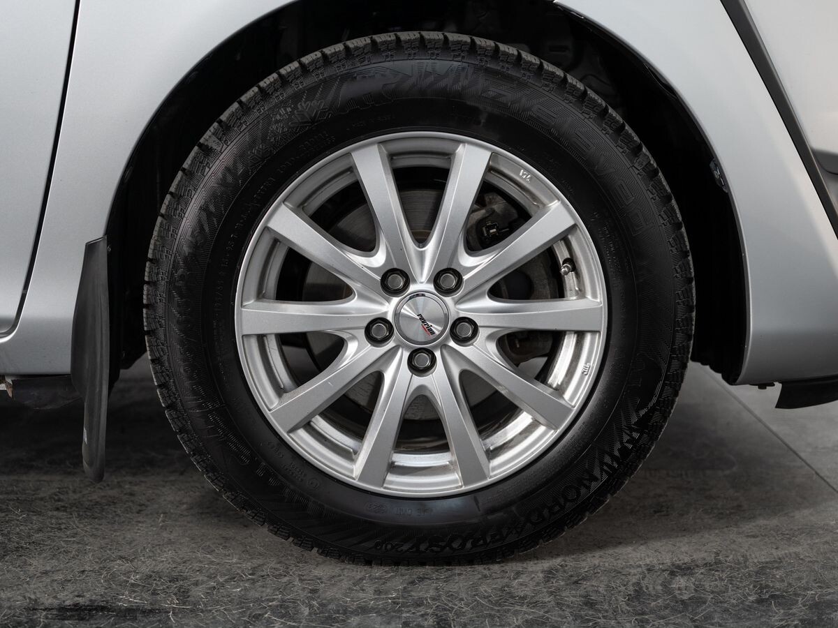 Toyota Sienta 2015 - фото автомобиля