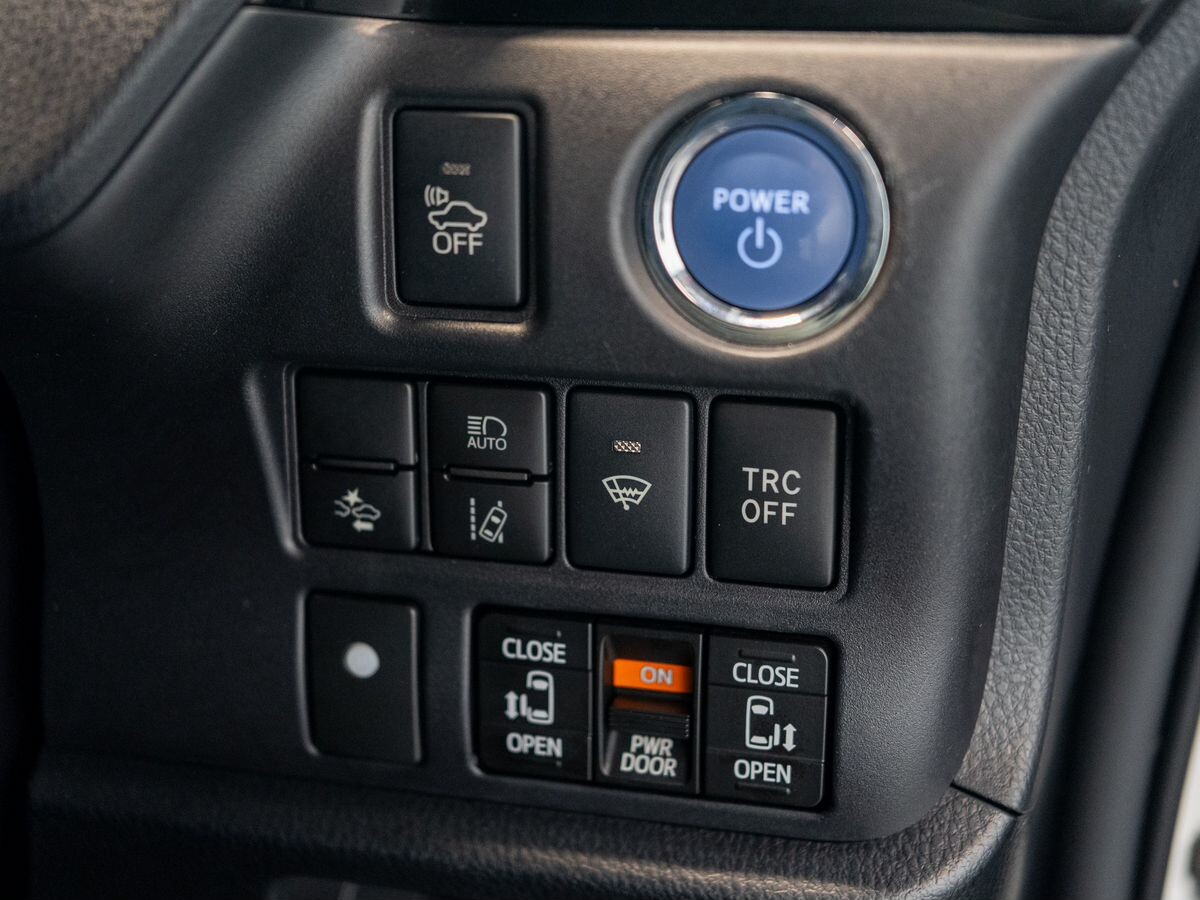 Toyota Noah 2016 - фото автомобиля