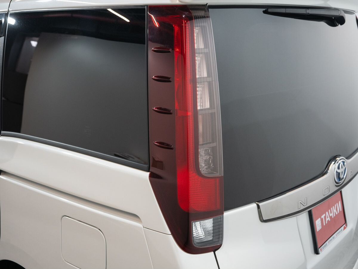 Toyota Noah 2016 - фото автомобиля