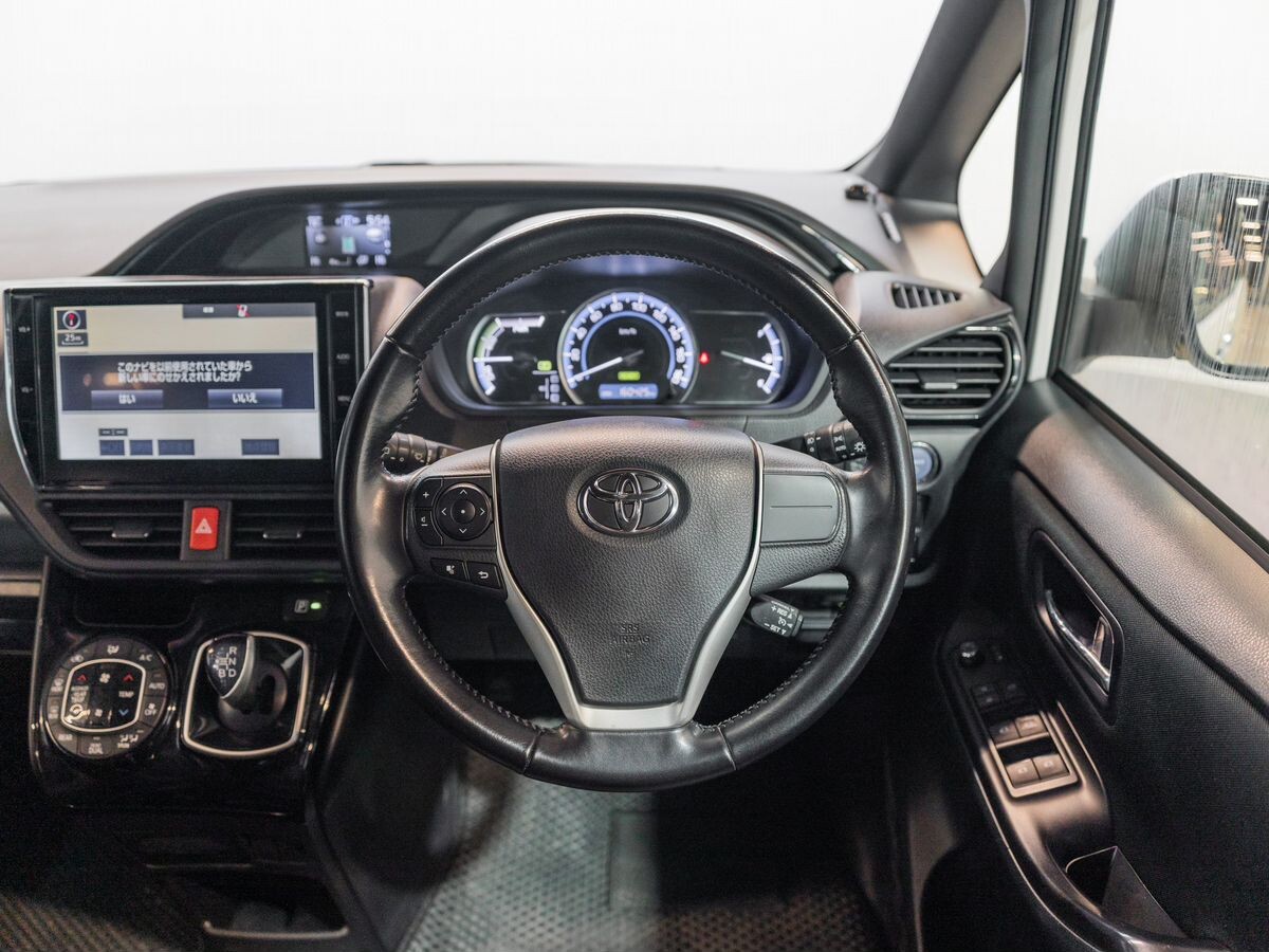 Toyota Noah 2016 - фото автомобиля