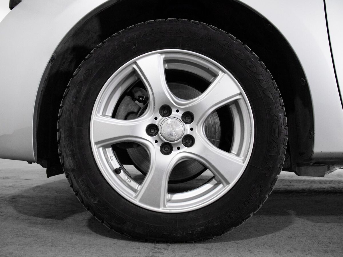 Toyota Ractis 2012 - фото автомобиля