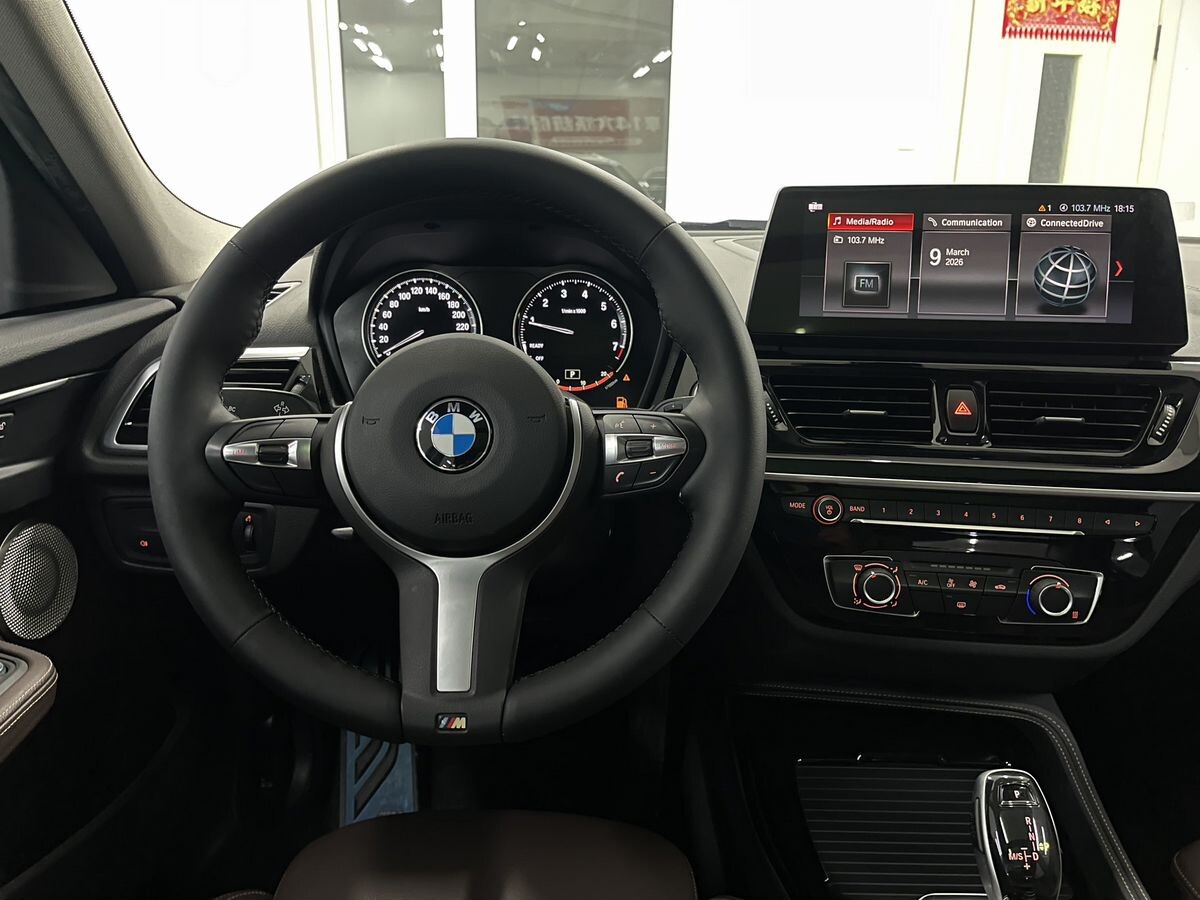 BMW 1 серии 2021 - фото автомобиля