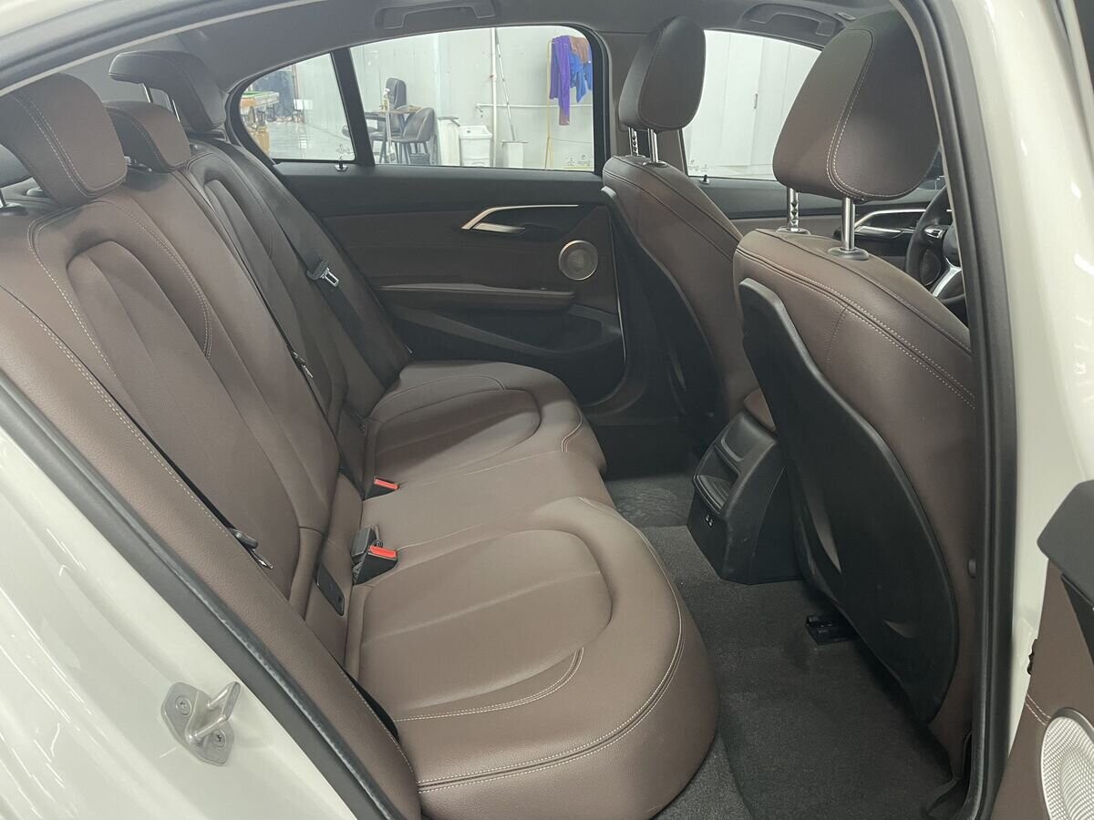 BMW 1 серии 2021 - фото автомобиля