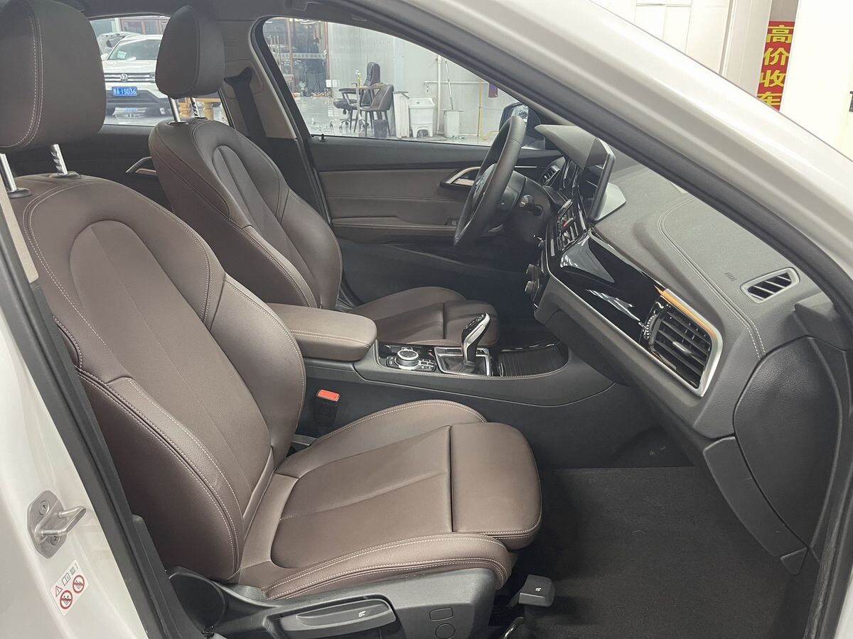 BMW 1 серии 2021 - фото автомобиля