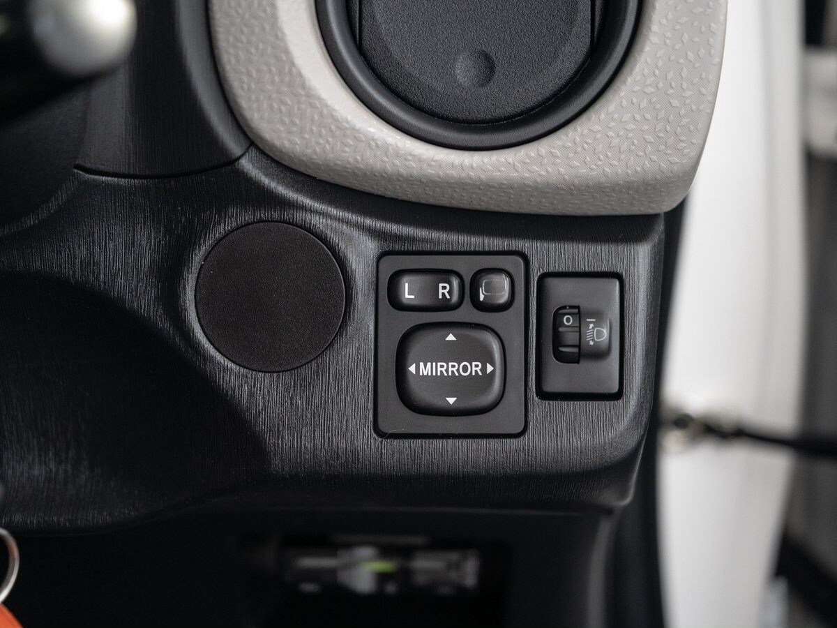 Toyota Vitz 2014 - фото автомобиля