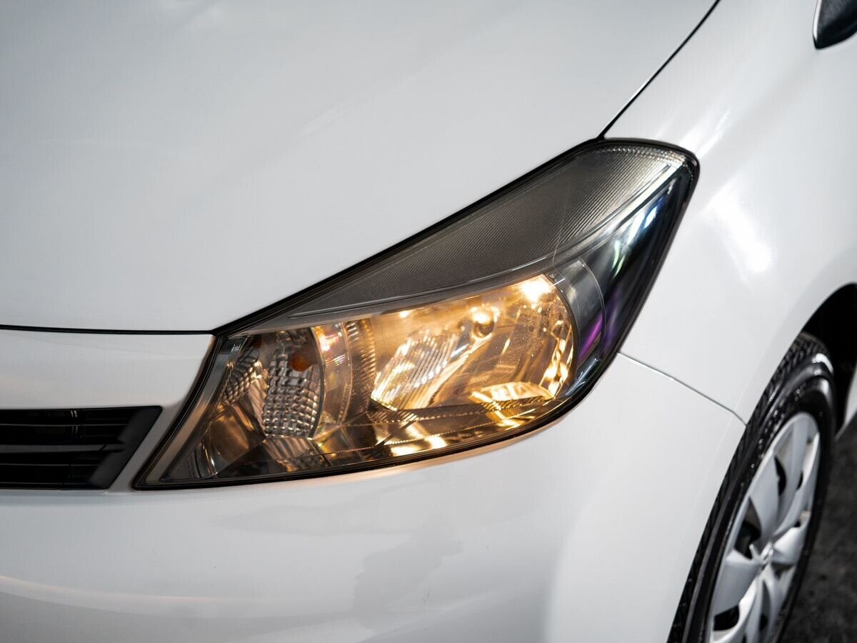 Toyota Vitz 2014 - фото автомобиля