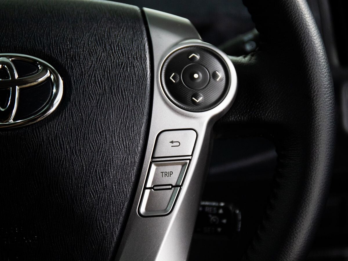 Toyota Prius Alpha 2017 - фото автомобиля