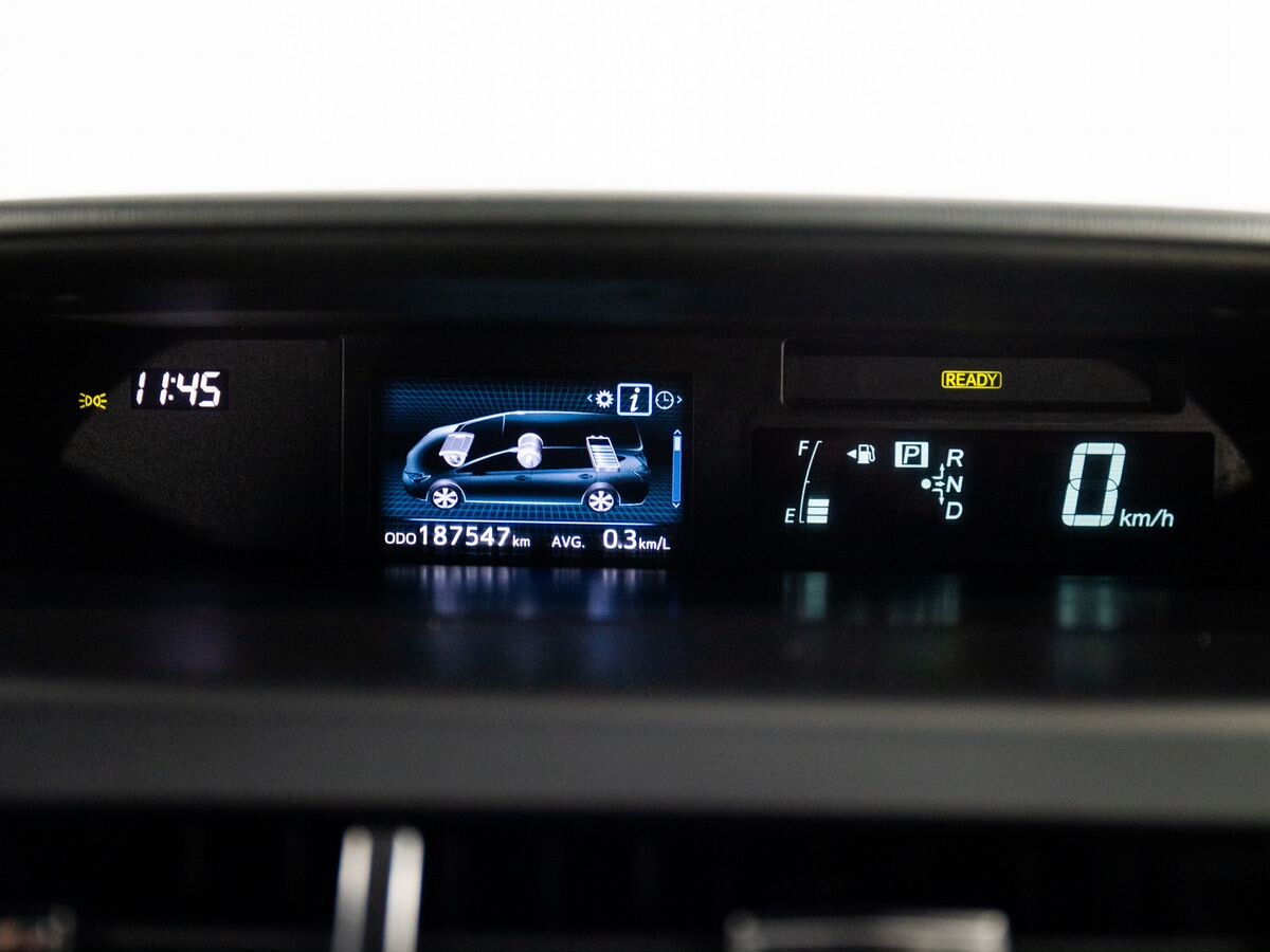 Toyota Prius Alpha 2017 - фото автомобиля