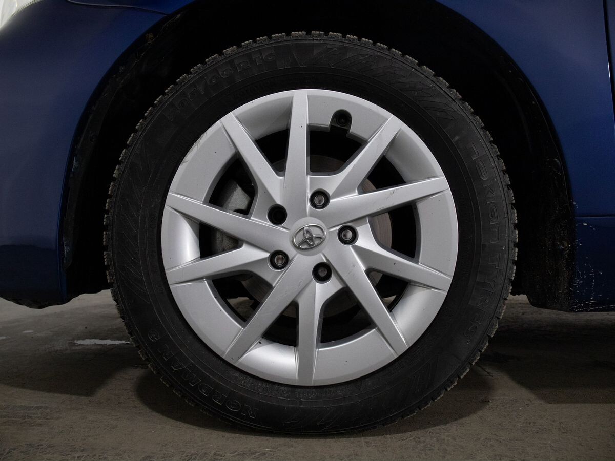 Toyota Prius Alpha 2017 - фото автомобиля