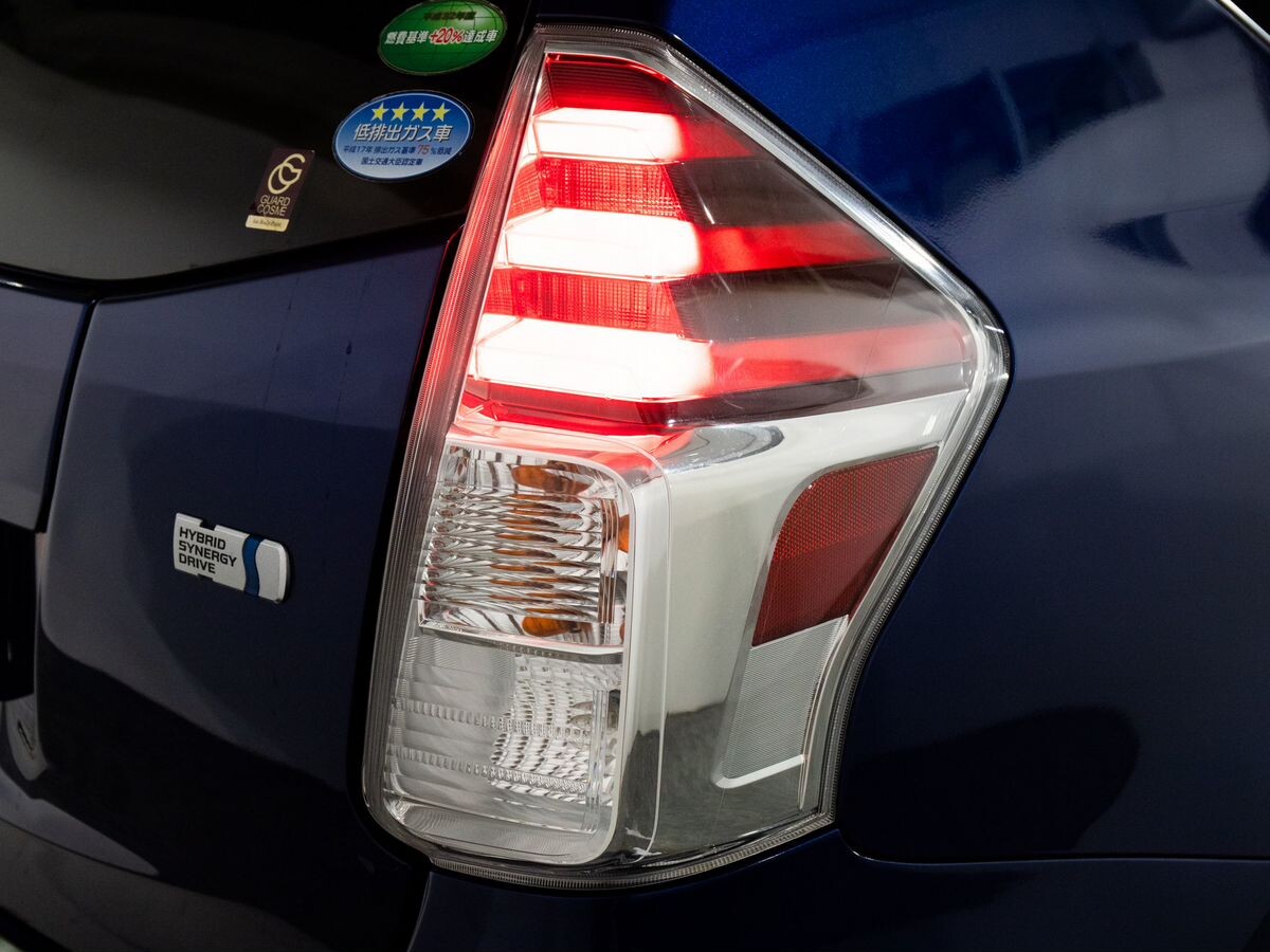 Toyota Prius Alpha 2017 - фото автомобиля