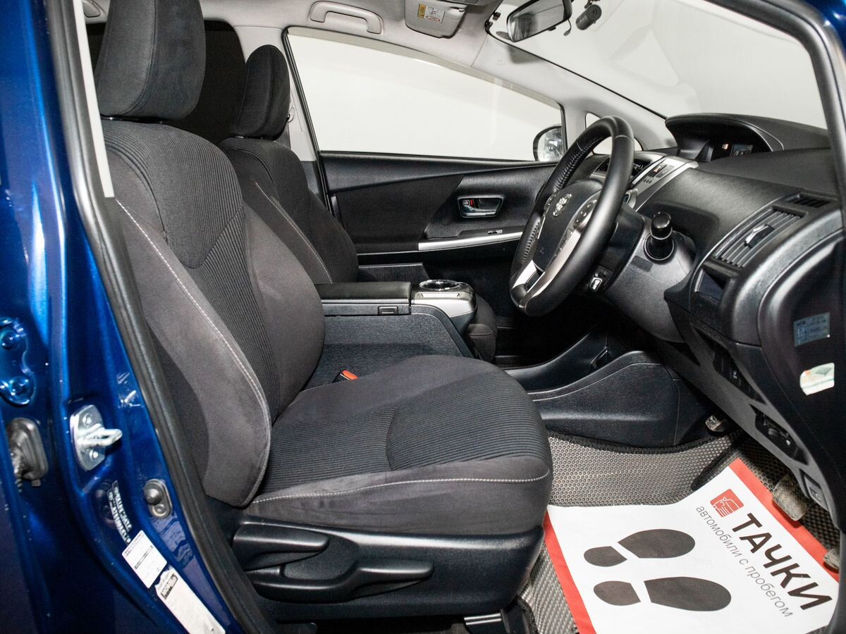 Toyota Prius Alpha 2017 - фото автомобиля