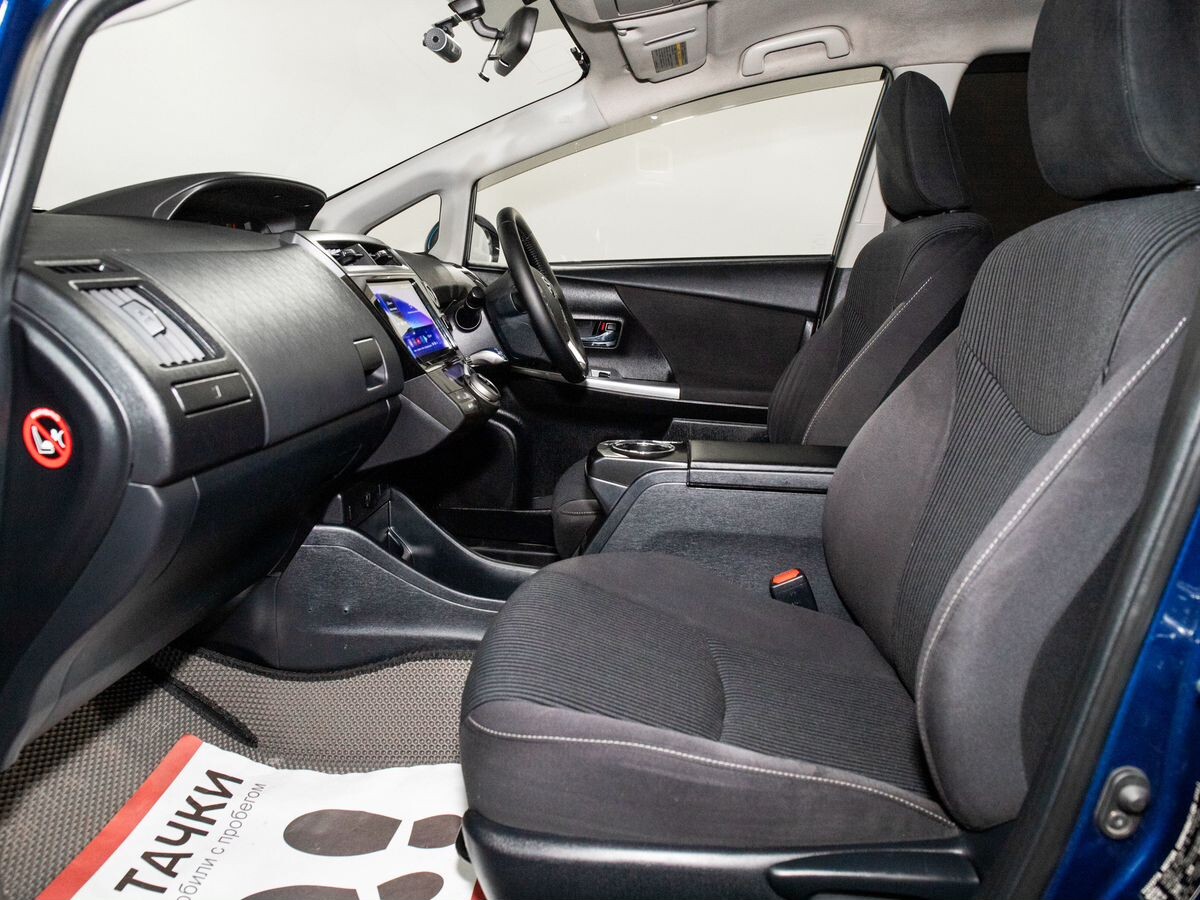 Toyota Prius Alpha 2017 - фото автомобиля