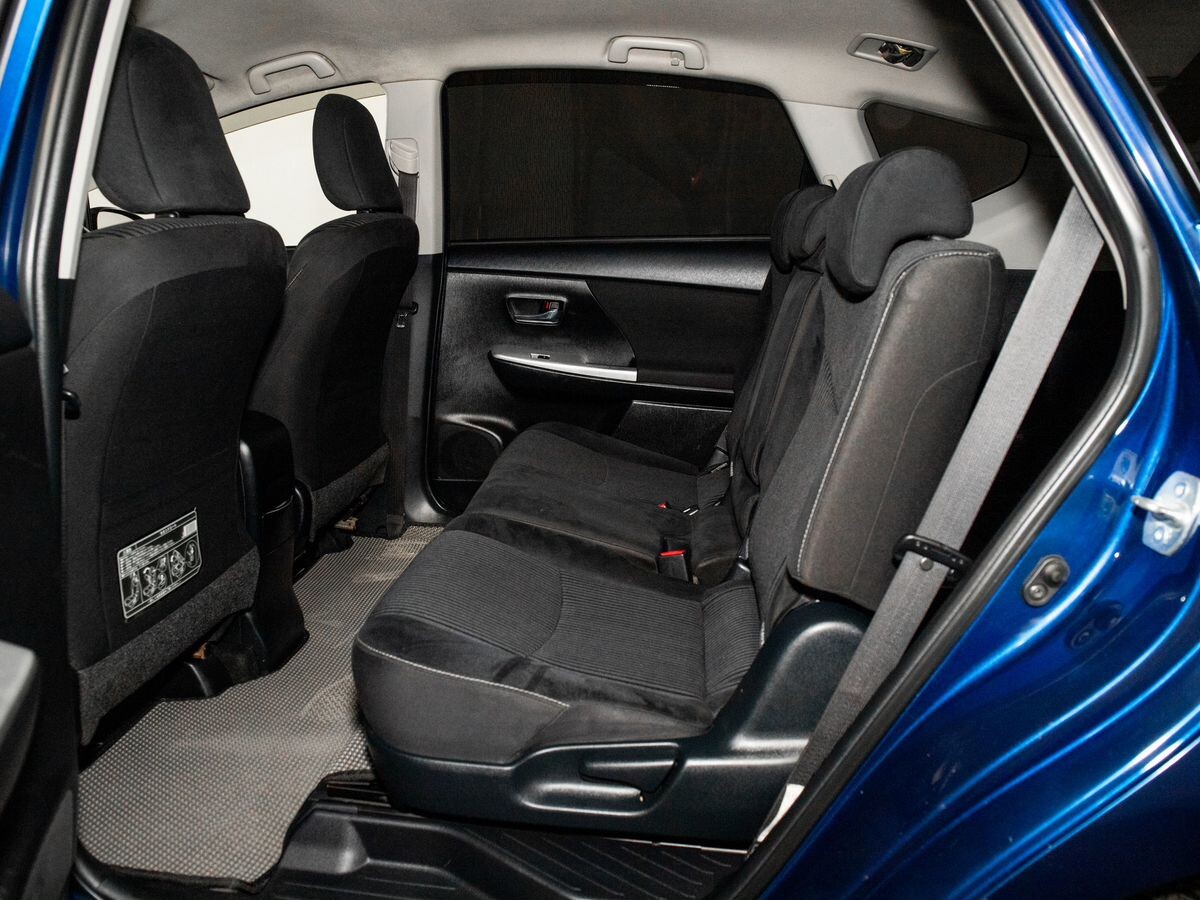 Toyota Prius Alpha 2017 - фото автомобиля