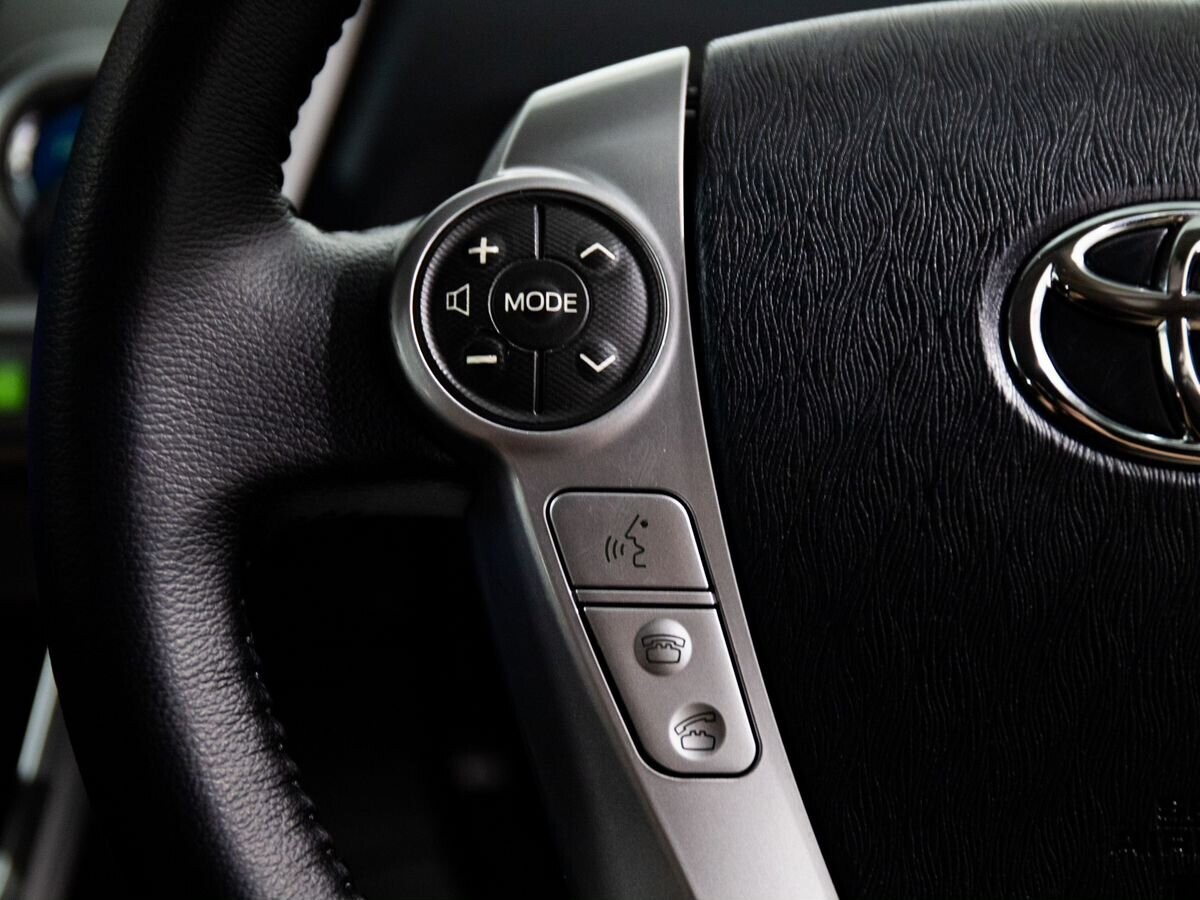 Toyota Prius Alpha 2017 - фото автомобиля