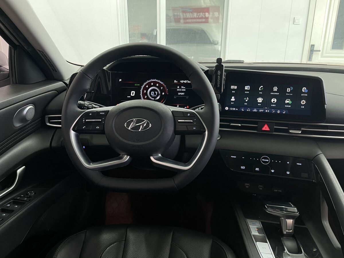 Hyundai Elantra 2021 - фото автомобиля