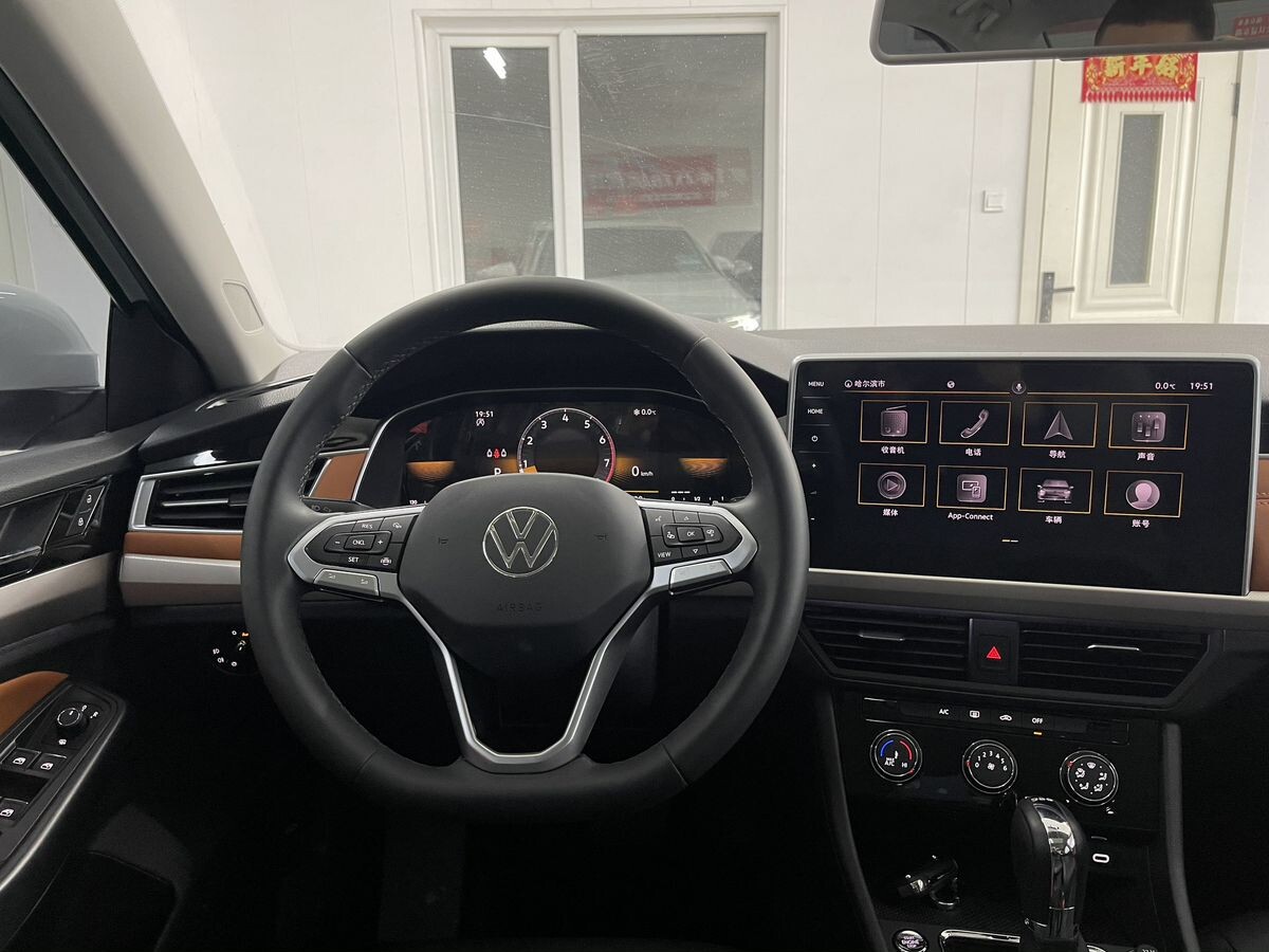 Volkswagen Bora 2022 - фото автомобиля