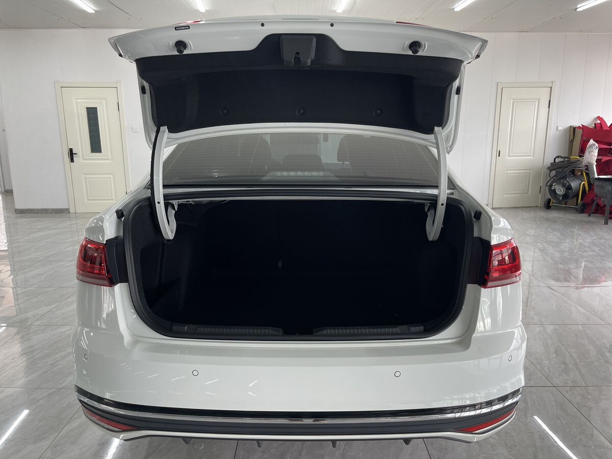 Volkswagen Bora 2022 - фото автомобиля