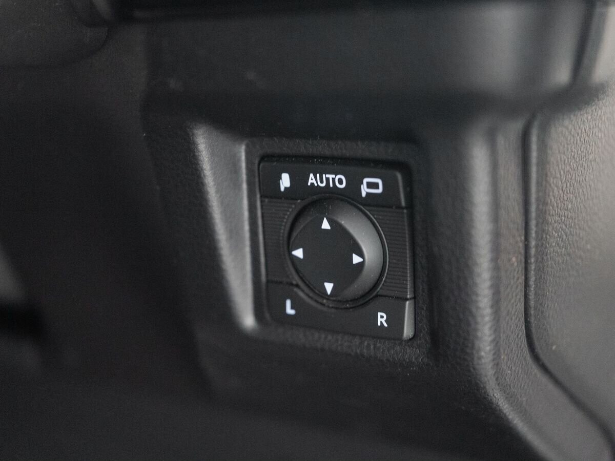 Toyota Crown 2018 - фото автомобиля