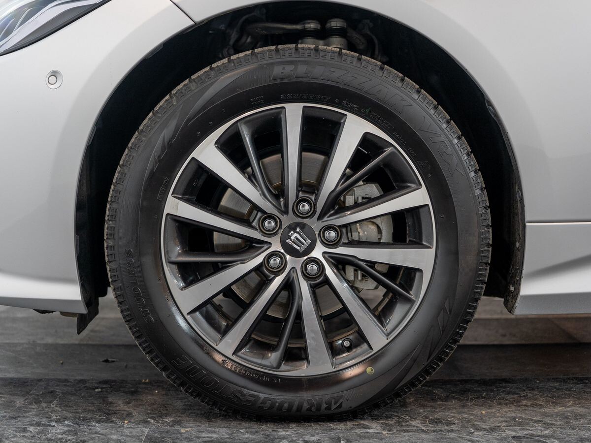 Toyota Crown 2018 - фото автомобиля