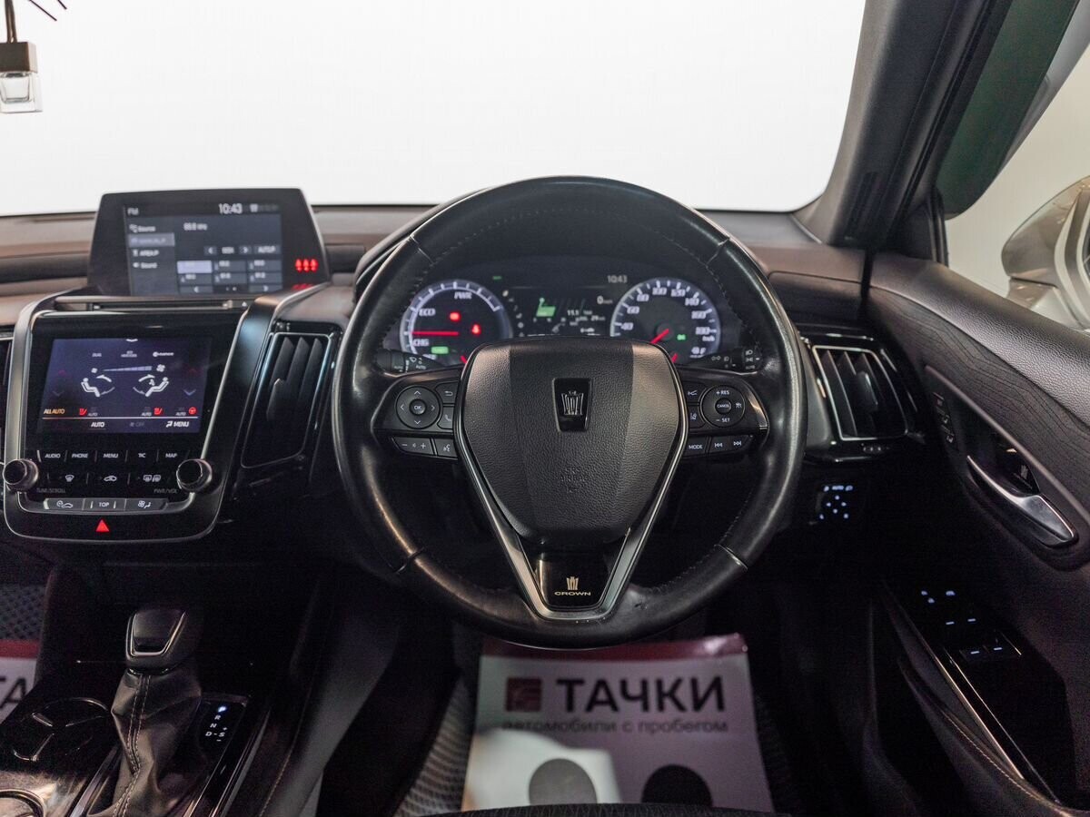 Toyota Crown 2018 - фото автомобиля