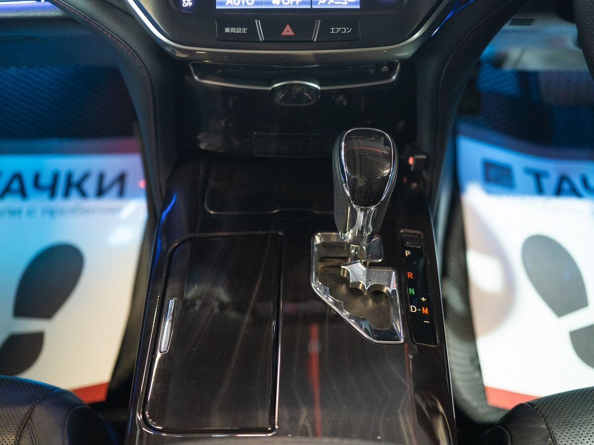 Toyota Crown 2017 - фото автомобиля