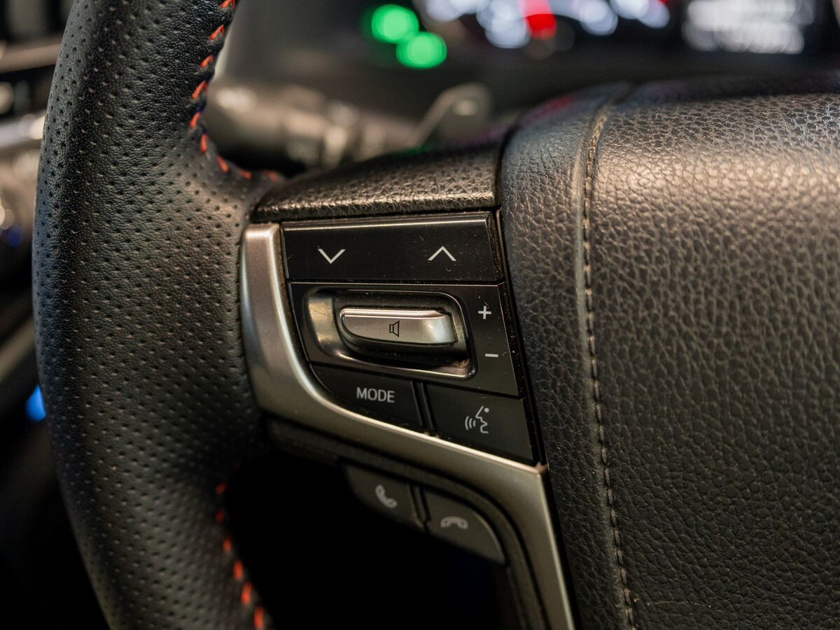 Toyota Crown 2017 - фото автомобиля