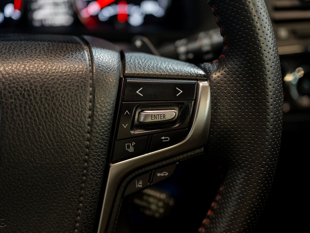 Toyota Crown 2017 - фото автомобиля