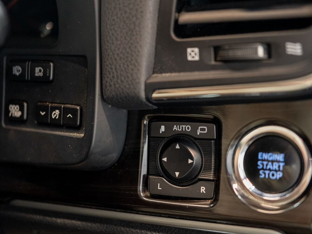 Toyota Crown 2017 - фото автомобиля