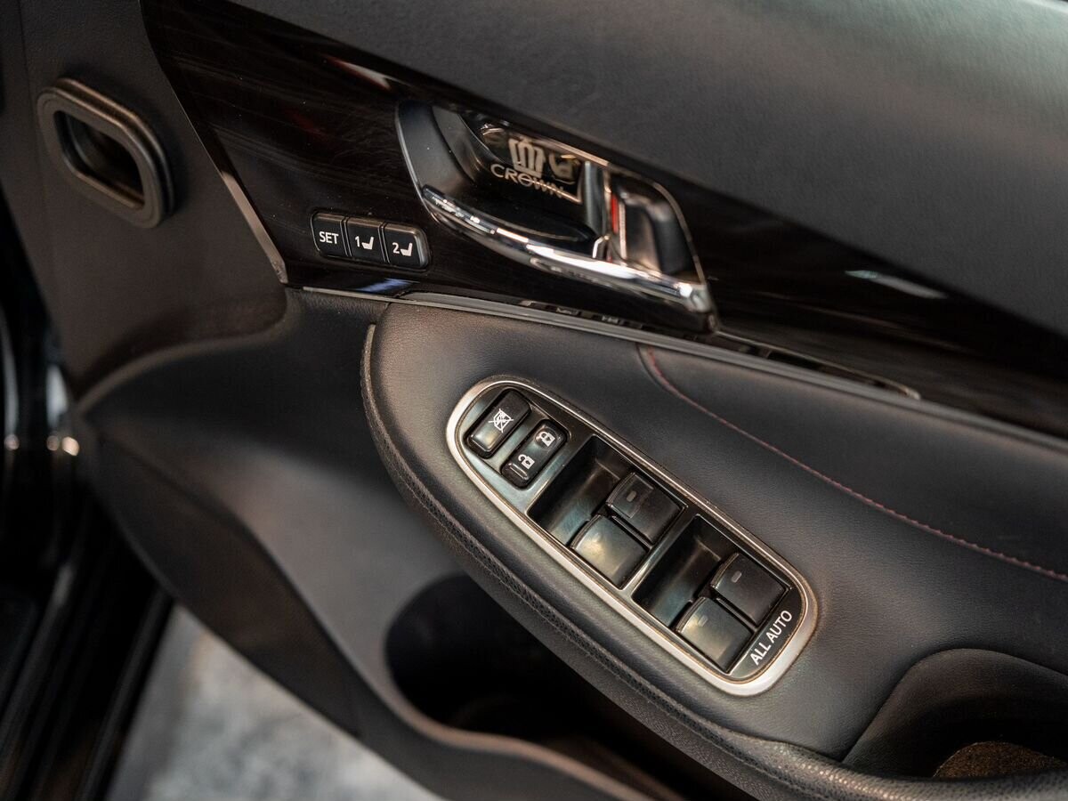 Toyota Crown 2017 - фото автомобиля