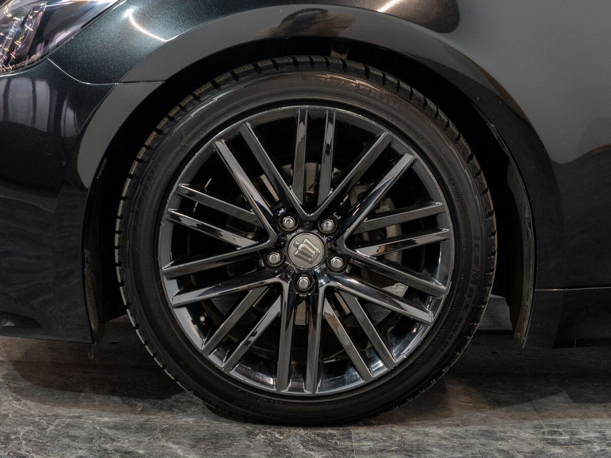 Toyota Crown 2017 - фото автомобиля