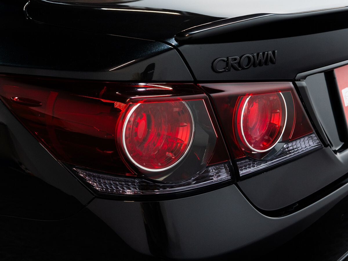 Toyota Crown 2017 - фото автомобиля