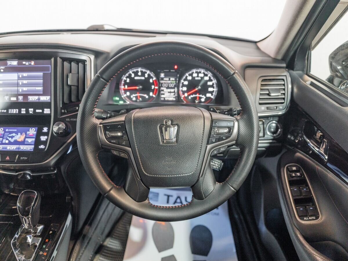 Toyota Crown 2017 - фото автомобиля