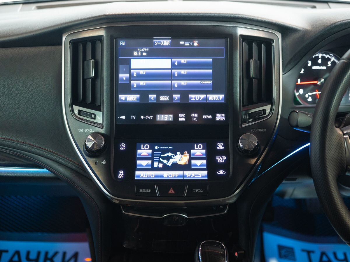 Toyota Crown 2017 - фото автомобиля