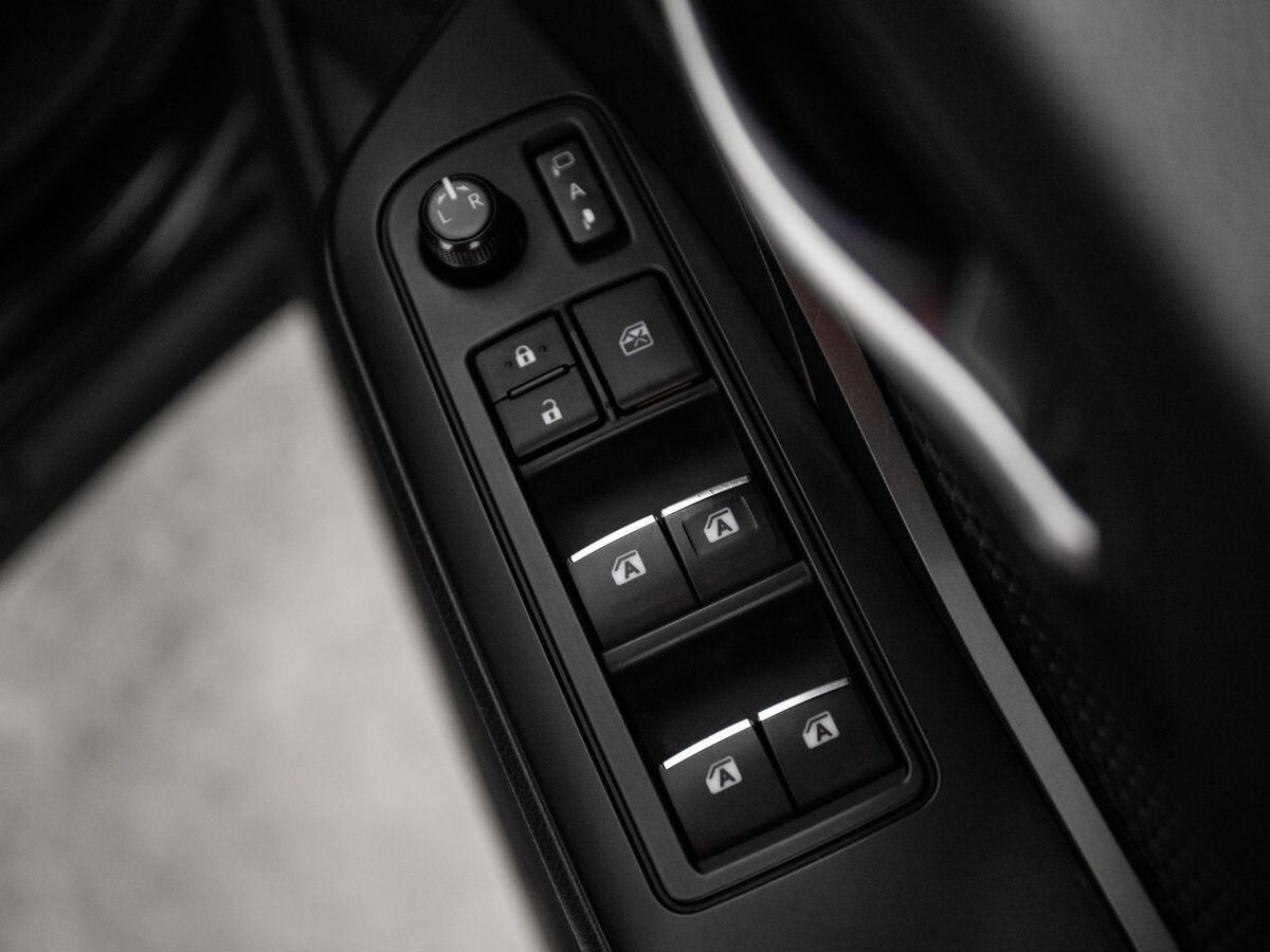 Toyota C-HR 2017 - фото автомобиля