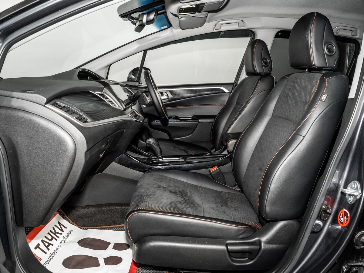Honda Jade 2018 - фото автомобиля