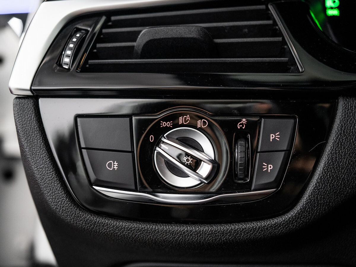 BMW 5 серии 2021 - фото автомобиля