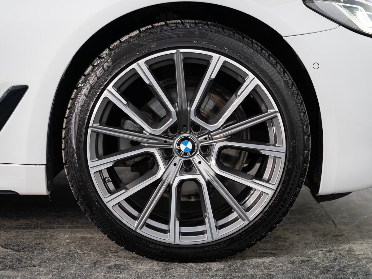BMW 5 серии 2021 - фото автомобиля