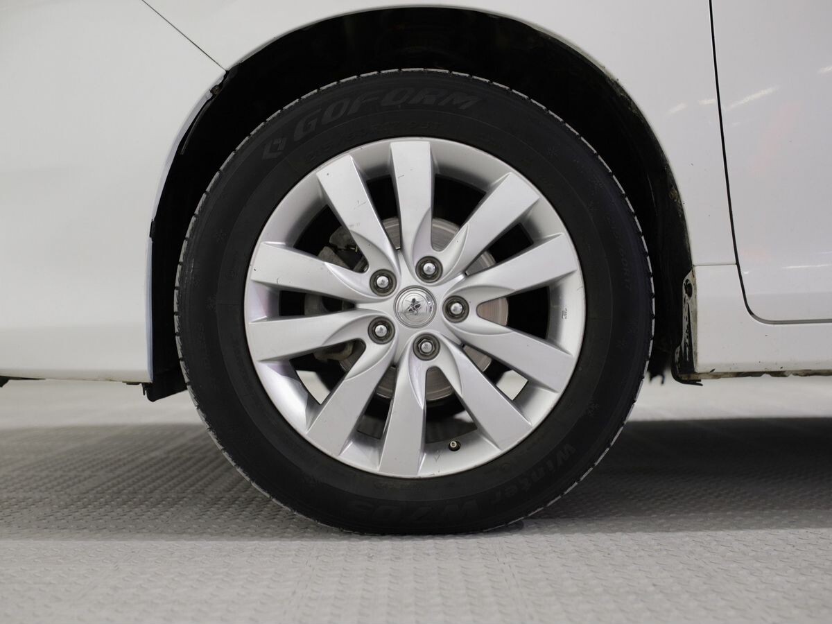 Toyota Noah 2014 - фото автомобиля