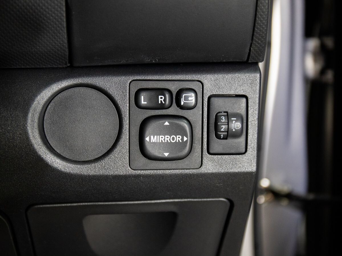 Toyota Vitz 2010 - фото автомобиля