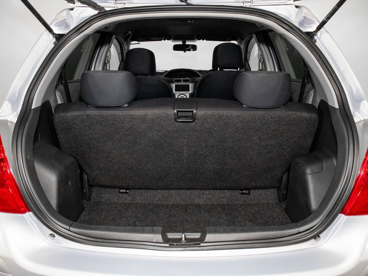 Toyota Vitz 2010 - фото автомобиля